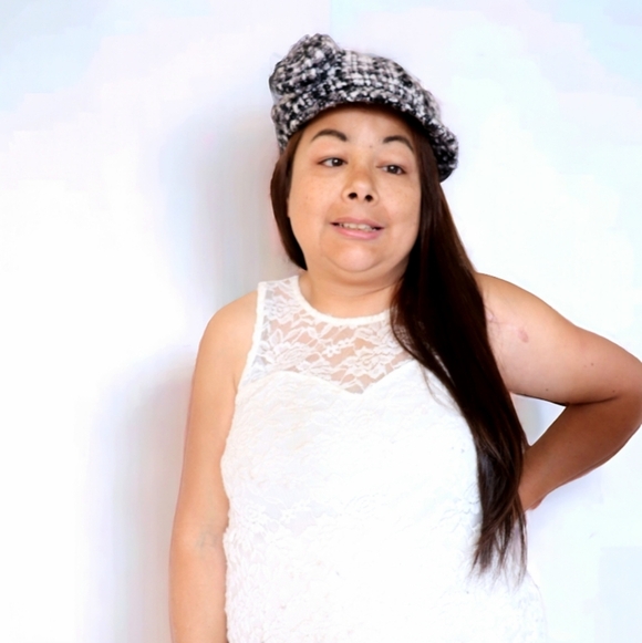 LE CHATEAU WOMENS BLA K & WHITE ROSE ON SIDE HAT - Picture 7 of 11